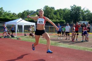 Karla Botz schleudert den Speer zur Badischen Meisterschaft