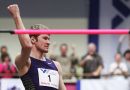 Aleksandr Shustov (RUS) bejubelt den Sprung zum Sieg.jpg