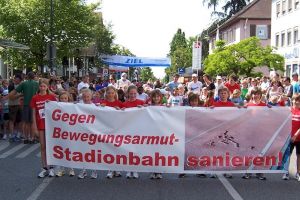 Schüler der Weinheimer Leichtathletikschule beim Protest gegen die Ablehnung der neuen Laufbahn