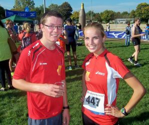 Julius Ott und Jara Geißler freuen sich über ihre Altersklassensiege beim Feudenheimer Herbstlauf
