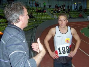 Der neue alte deutsche Hochschulmeister Florian Oswald berät sich mit seinem Trainer