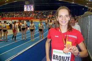Melanie Skotnik freut sich über die Bronzemedaille bei den Deutschen Hallenmeisterschaften