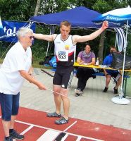 Florian Oswald jubelt über 7,71 m bei den Badischen Meisterschaften - für die Bestenliste leider mit einem Hauch zuviel Rückenwind.