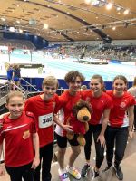 Gruppenfoto: Qualiwettkampf Karlsruhe; Gullatz mit Maskottchen Henri; links daneben B.Daners
